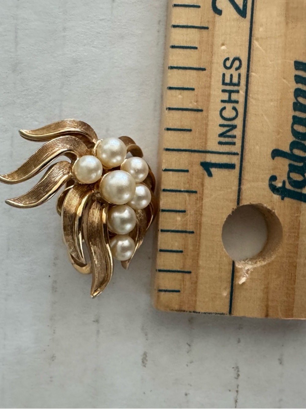 Vintage Crown‎ Trifari Cultured Faux Pearl Golden Leaf Clip Earrings - Picture 11 of 11